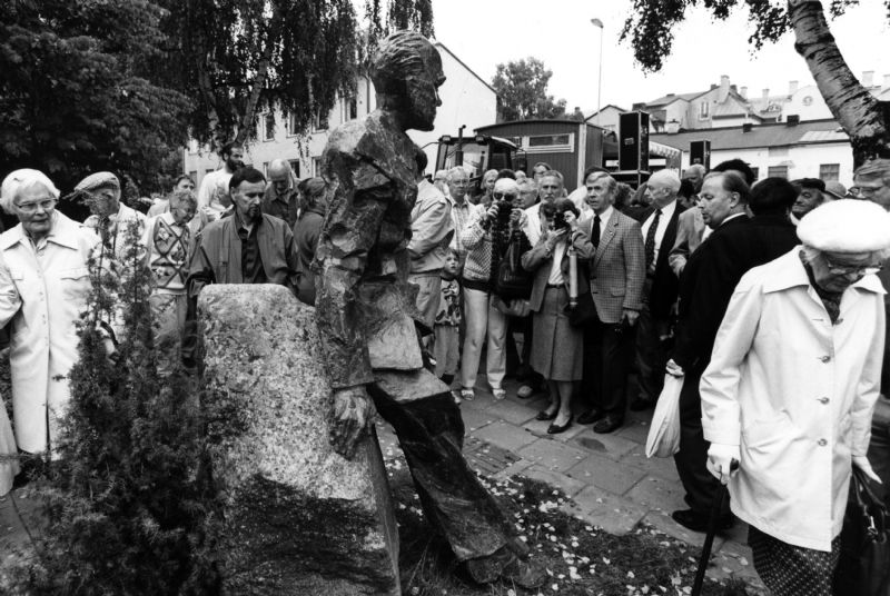 Invigningen av Fridegårdsstatyn den 12 september 1992 var en riktig folkfest.
Foto: Enköpings Posten